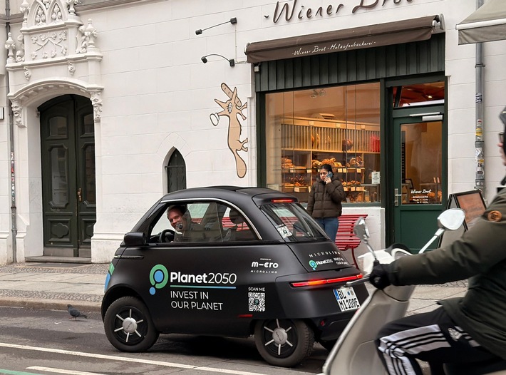 Berliner Unternehmer fährt elektrisch: Planet2050 übergibt Microlino für den urbanen Alltag