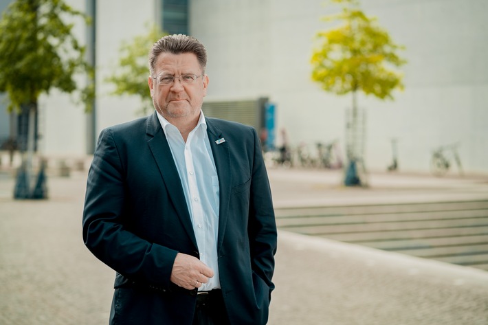 Stephan Brandner: Abgehobener NGO-Komplex hat völlig zurecht schlechtes Image