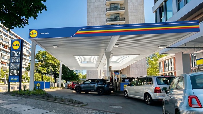 Kostenlos tanken mit Lidl / Weitere Spar-Aktionen an Zapf- und Ladesäule – 38 Prozent Rabatt für E-Autofahrer