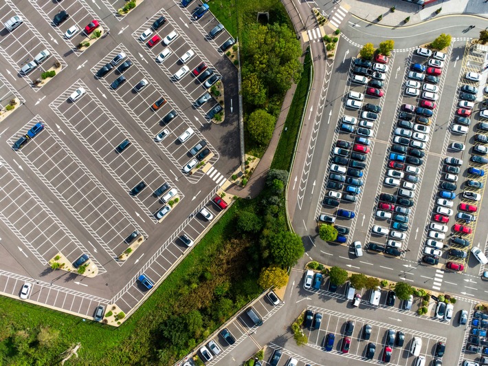Die letzte unvermessene Fläche: Sieben Trends bringen den Parkplatz 2026 auf die Agenda der Immobilienwirtschaft / Parkdruck wandert auf private Flächen, Free Flow holt auf, KI scheitert an den Daten