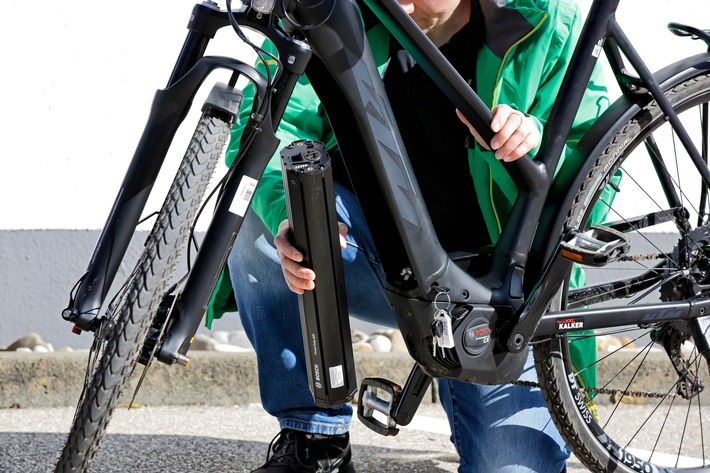 Akkus richtig überwintern / ADAC Tipps zur richtigen Lagerung von Akkus für E-Bikes, Elektroroller und Gartengeräte / Tiefenentladung unbedingt vermeiden